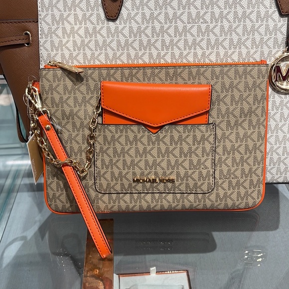 MICHAEL KORS JET SET ITEM LG 2 in 1 CARD CASE & WRISTLET
Poppy NWT - Picture 9 of 16